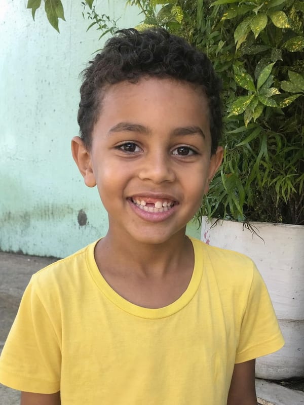 Foto original de um menino, tirada com celular